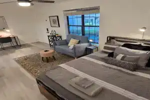 Cozy Comfy and Peaceful Oasis Getaway with Porch Apartments, Oklahoma City