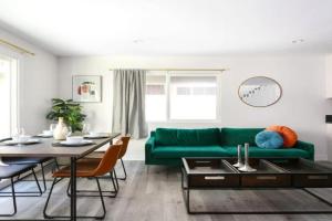 Relax in Spacious 3BR Apt Sleeps 8 and Parking Guest house, Glendale