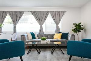 Modern 3BR Apt with Parking in Apartments, Glendale