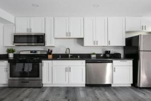 Enjoy Stylish 3BR Apt Sleeps 6 with Free Parking Apartments, Glendale