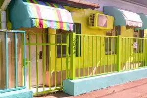 Artsy entire House, fully equipped, 2 rooms, 2 beds, parking, all to yourself!, Bucharest