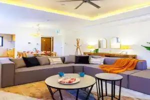 4 minutes by car to American Village Free parking included Accommodates up to 16 people Spacious house tocoa, Chatan