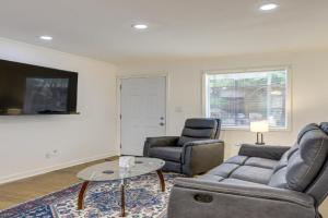 Walk to Lakewood Amphitheatre Apartment!, Atlanta