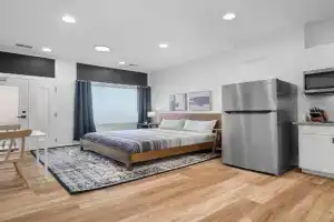 Central Lawrenceville 1A Bright and Stylish Private Studio with Free Street Parking, Pittsburgh