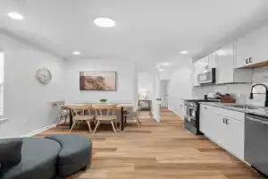 Central Lawrenceville 2 Spacious and Stylish Two Bedroom Apartment with Free Street Parking, Pittsburgh