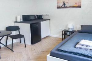 ALFA Einzelzimmer Teeküche Porsche Bosch l Gemeinschaftsbad WIFI SmartTV l Single room with kitchenette and shared bathroom BS21A6, Stuttgart