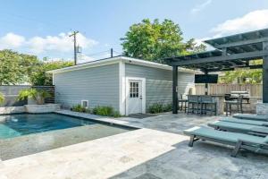 Coral Cottage - Enjoy the Posh Life! Heated Pool, Spa, Fireplace!, Galveston