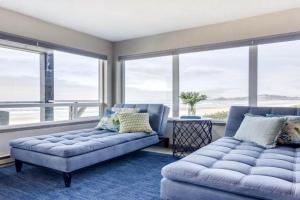 Ocean Front Condo, View of Lighthouse, Nye Beach! Nye Beacon, Newport