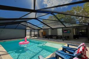 Private Pool with Main and Guest House and Sauna, Tampa