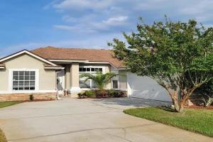 Minutes to Beach, Mayo Clinic, Hot Tub, King Bed, Free PPV Guest house, Jacksonville