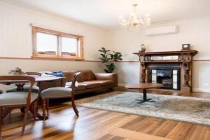 History Meets Luxury - Meet Wahroonga! Guest house, Launceston