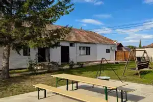 Fehérlak Apartments, Tata