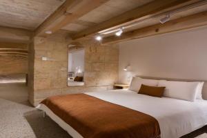 Intimate hideaway - A cellar suite carved in rock - SUPER location! Apartments, Senglea