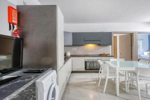 Spacious Paceville Getaway near Beach & Schools by 360 Estates Apartments, Pembroke