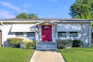 Red Door Bungalow Downtown Villa, Pensacola