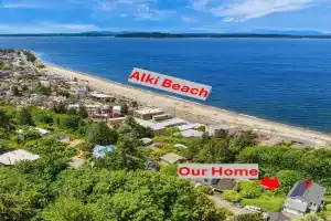 Luxury 6 BR Mansion w Water Views & Walk to Beach Guest house, Seattle