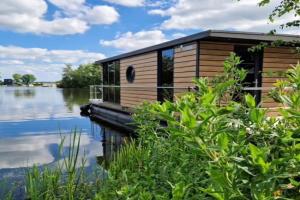 Houseboat with lake view Tango, Groningen