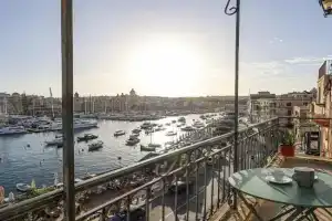 Bright 2-Bedroom Seaview Apartment - Senglea, Valetta