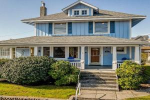 2 Streets to the Beach Game Room BBQ & Firepit, Seaside
