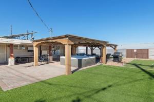 3BR 2BA Jacuzzi Putting Green Close to Airport Guest house, Tucson