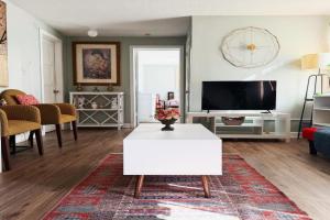 Historic 1BR Apt Kitchen Near VSU SGMC Down Town Apartments, Valdosta