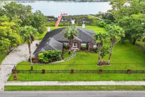 Riverfront Escape! Private Pier, 4 BR Home and Room to Entertain, Jacksonville