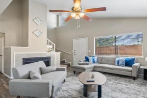 Alder Stay 3BD Townhome in Heart of Guest house, Arlington
