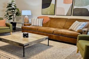 5 Minutes to VSU- Sleeps 5 King Bed 2 baths Apartments, Valdosta