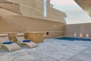 The Pender LUX HUB - 4BR villas with Pool, WIFI & AC by 360 Estates, Pembroke