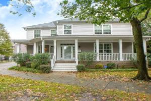 Sojourn Beautiful Family Home with Backyard in Ghent Apartments, Norfolk