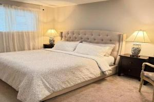 Pet Friendly Condo with Stunning City Views Guest house, Bellevue