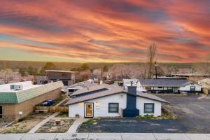 Uptown Estates - Peak Haven - Stay Explore Belong Guest house, Flagstaff