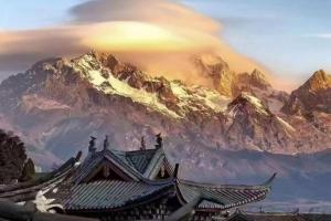 Golden Dragon's Mountain Glow Inn Chinese Style Courtyard of Ancient Town English Speaking Service Close to main streets near by Dashiqiao Sifang Street,Big Water Wheels,We offer tickets purchasing services,Free station pick-up for three nights of, Lijiang