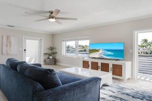 Waterfront Intercoastal, Walk to the Beach, Pool & Hot Tub, Watch the Boats Apartments, Boca Raton