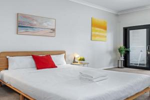 Transit-Friendly Studio - Direct to City & Beach at Kingsford, Sydney