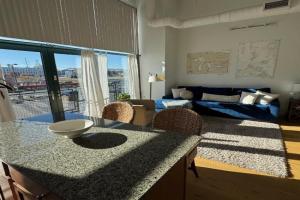 Downtown Condo 5 Minutes to Cedar Point Guest house, Sandusky