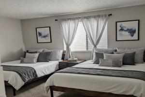 Sports Fan Getaway less than 2mi to AT&T Stadium Pool and Gym! Apartments, Arlington