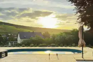 Romantic getaway with pool & panoramic vineyards Apartments, Eltville