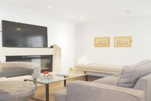 Bright 2 Bed Basement Near Square One Mall Family Friendly Stay Apartments, Mississauga