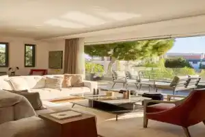 Villa Riviera, Varkiza