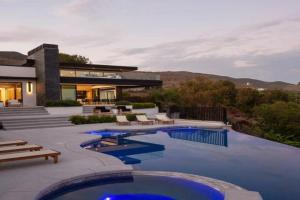 Malibu Coastal Paradise with Pool, Spa and Tennis Court Guest house, Malibu