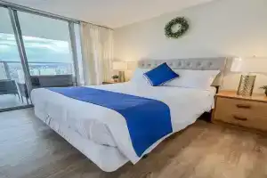 Two Amazing Views in One Spacious Condo Getaway Guest house, Honolulu