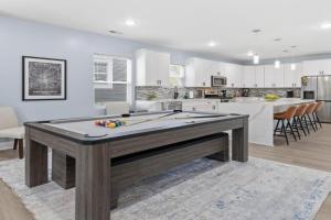 Family 4BR Retreat with Games and Fun for ALL Guest house, Indianapolis