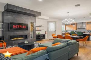 *Incredible Location* |Two King Beds| Free Parking Guest house, Calgary