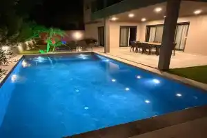 SÜPER Vip Havuzlu Müstakil odalar banyolu Villa, Cesme