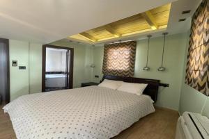Uplift Hideaway Jacuzzi Apartments, Patras