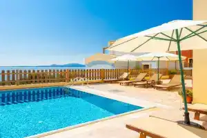 Villa Sequoia Yellow, Barbati
