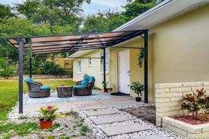 3 Mi to Dtwn St Pete Couples Retreat with Patio! Apartments, Saint Petersburg