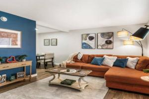 Modish 1BD AT and T Walkable Apartments, Arlington