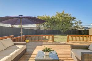 Walk to Cultural District Home with Yard Guest house, Fort Worth